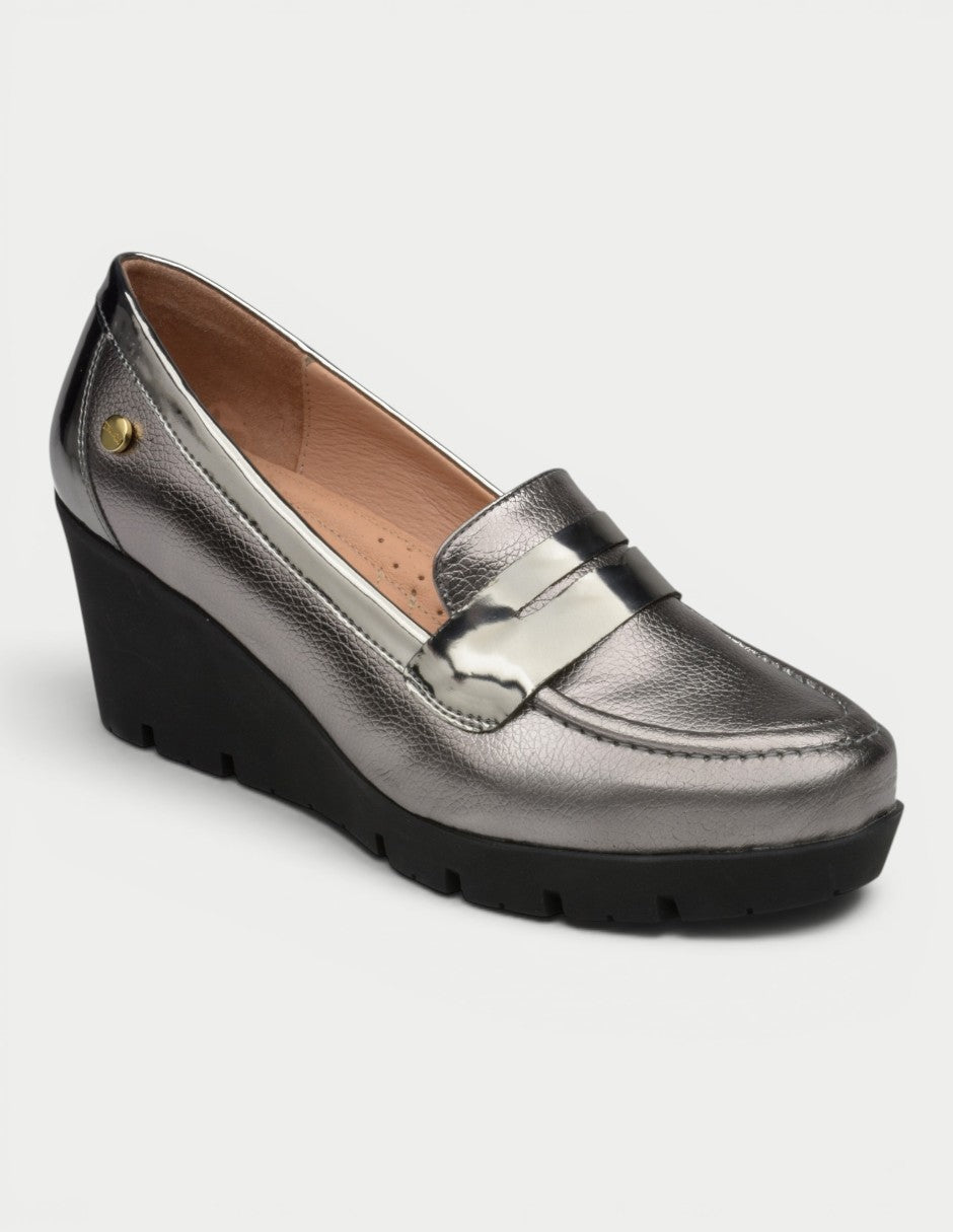 Mocasín Fiorella 05 plateado con cuña Manet, vista frontal