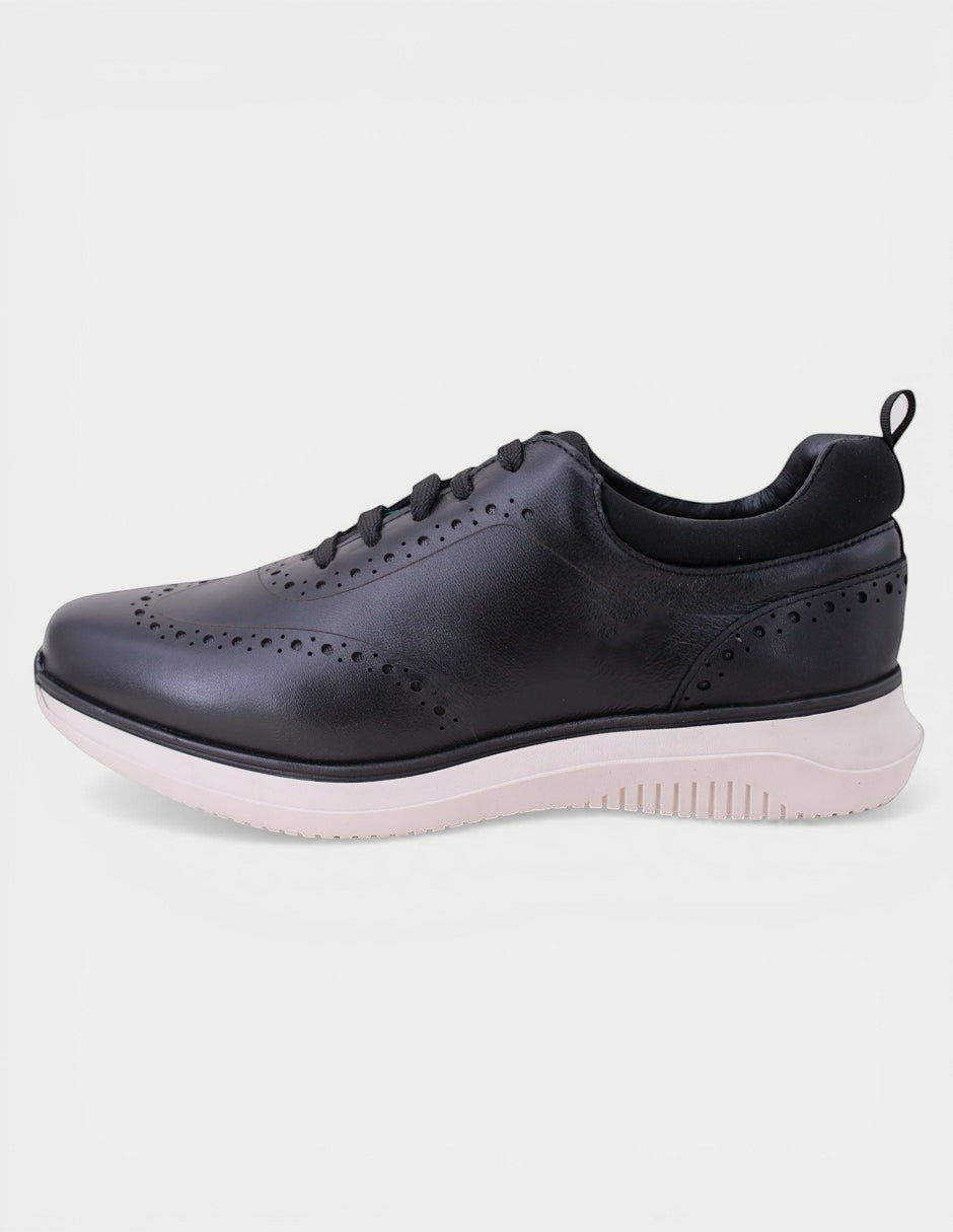 Manet Midas 02 black leather wingtip sneakers with a light sole and perforated details. Designed for modern gentlemen.