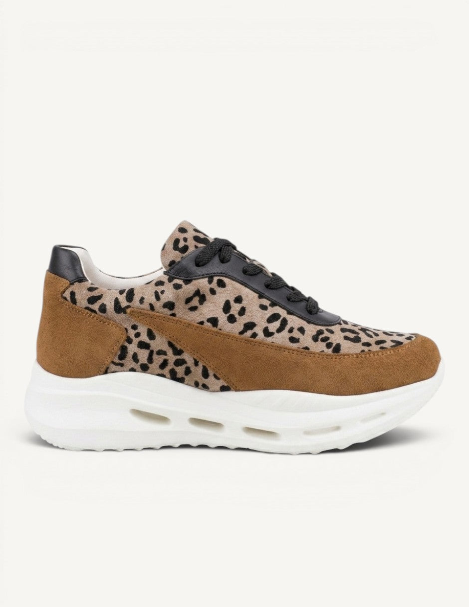 Tenis Manet Ro 04 con estampado animal print, detalles en gamuza marrón y suela blanca anti impacto para mujer.
