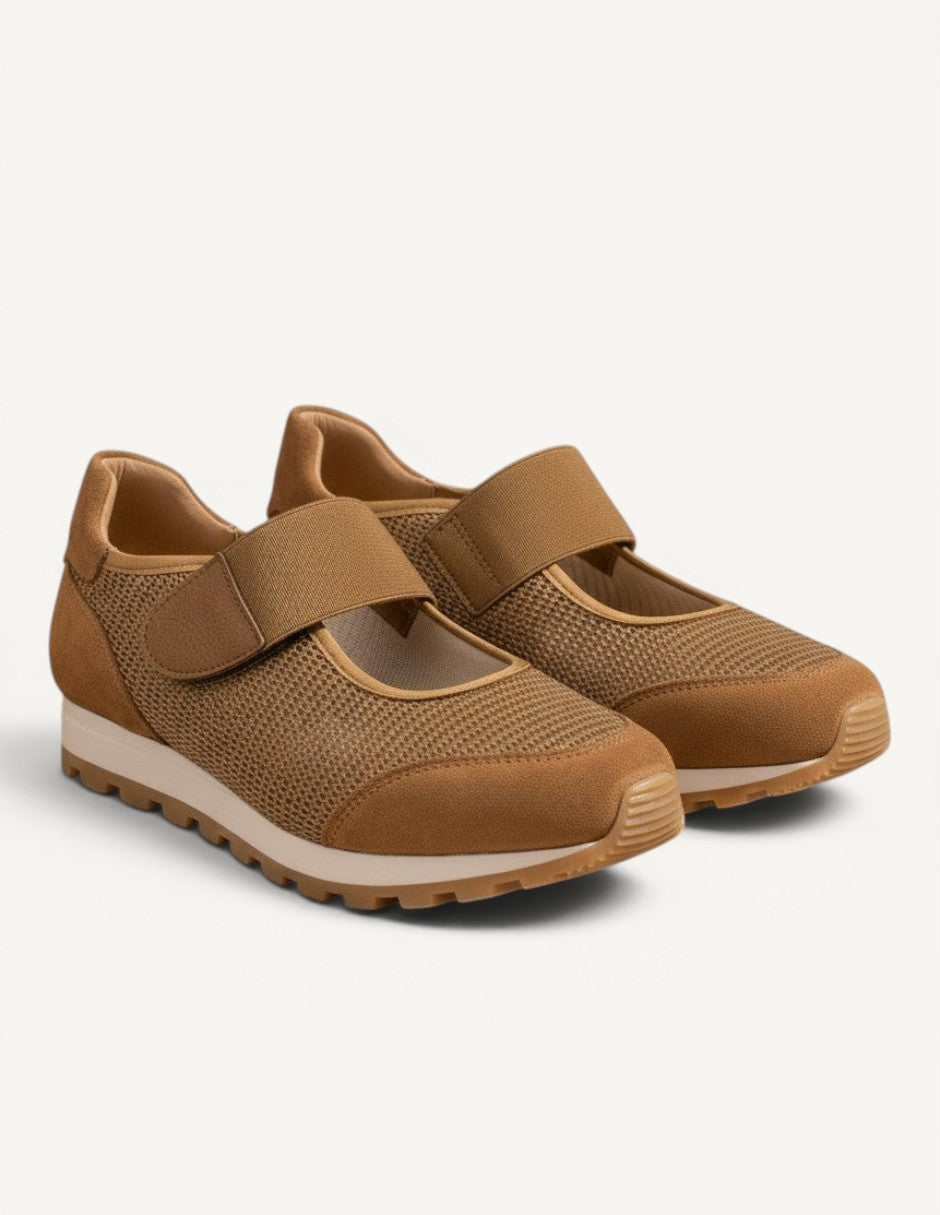 Tenis Manet tipo Mary Jane color camel con malla transpirable, correa elástica y suela deportiva de goma