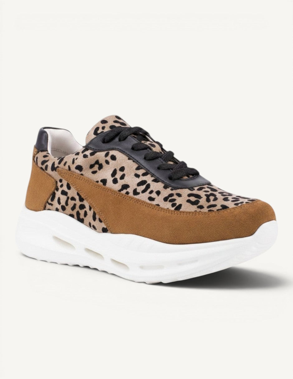Tenis Manet Ro 04 con estampado animal print, detalles en gamuza marrón y suela blanca anti impacto para mujer.