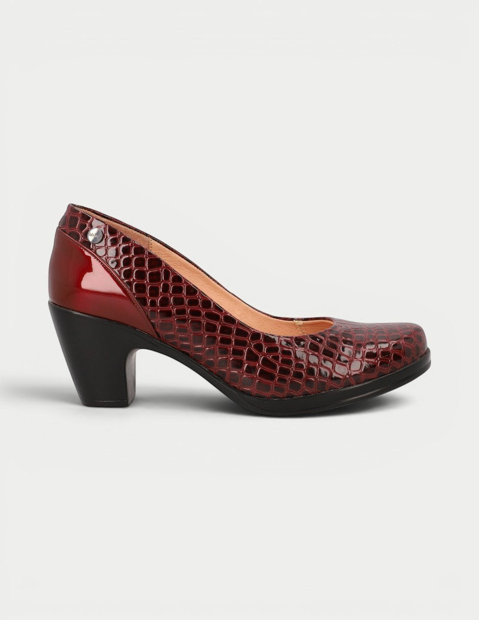 Zapatilla Manet Alexa 05 en piel brillante con textura de lagarto en color burdeos y tacón cómodo.