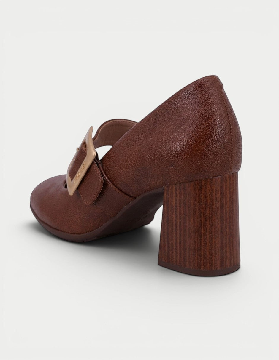 Zapatilla marrón de tacón ancho con hebilla dorada de Manet, estilo Mary Jane.