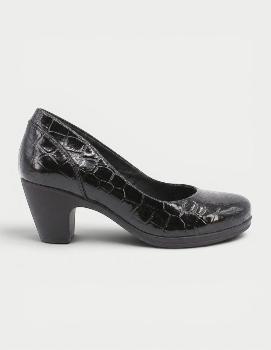 Zapatilla Manet Alexa 05 negra con acabado brillante imitación lagarto y tacón cómodo.