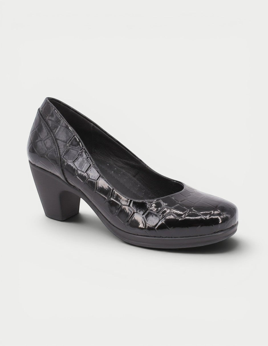 Zapatilla Manet Alexa 05 negra de charol con textura de lagarto y tacón cómodo. Elegante y versátil.
