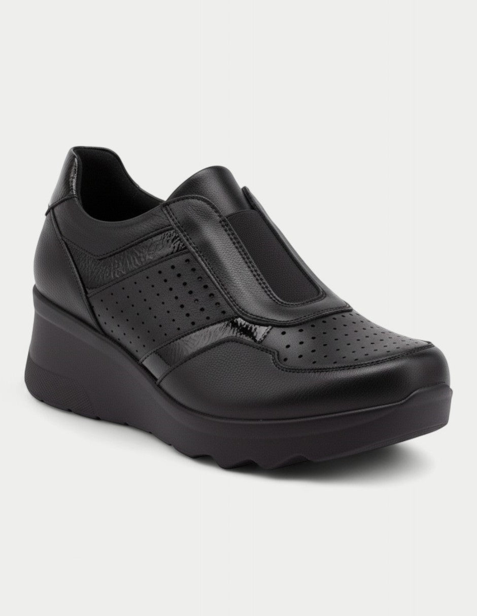 Tenis Venecia 01 negro de piel con plataforma de 7.5 cm, vista tres cuartos